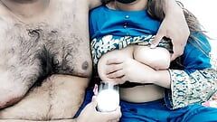 Indisk fru stora bröst mjölkar för sin cuckold make analsex