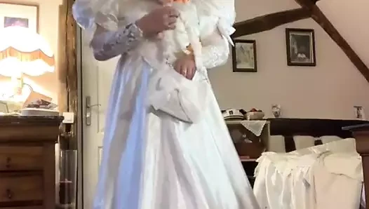 Bu, dışarıda bir gece için ilk uzun gelinliğim
