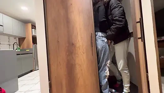 Kami menyentuh lemari sebelum suaminya tiba!!