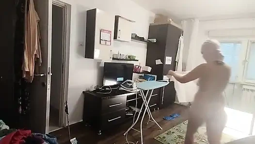 Seksi Esmer Evin Etrafında Çıplak Ev Işleri Yapıyor.