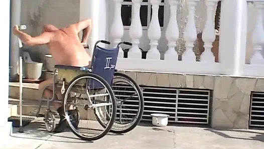 Старая и молодая милфы трахаются в саду