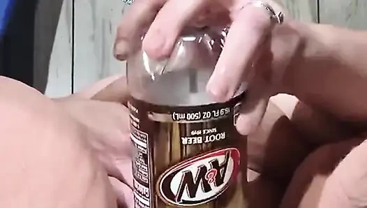Hey pelacur masukin botol pop itu ke memekmu