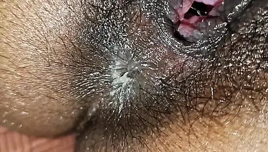 Masaj büyük amcığı parmaklıyor ve prezervatif giyerken siyah kıllı büyük zenci yarağıyla sikiliyor.