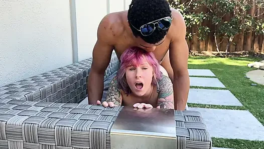 Alternatif orta yaşlı seksi kadın havuzda büyük zenci yarağı tarafından sikiliyor