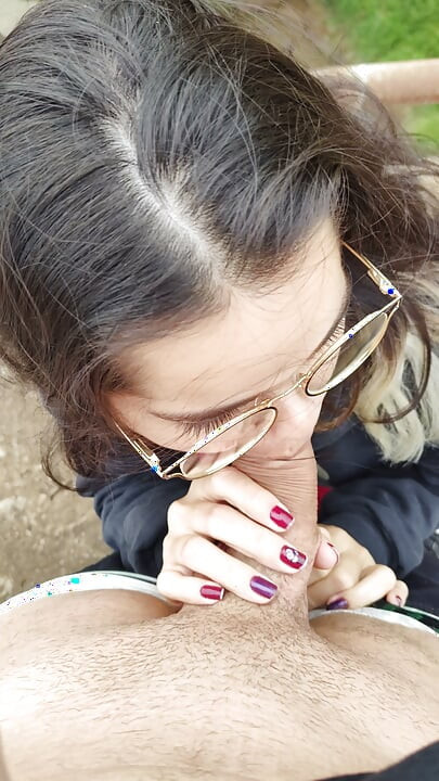 Amador ao ar livre boquete e facial fofa nerd morena, olhos marrons, pau grande