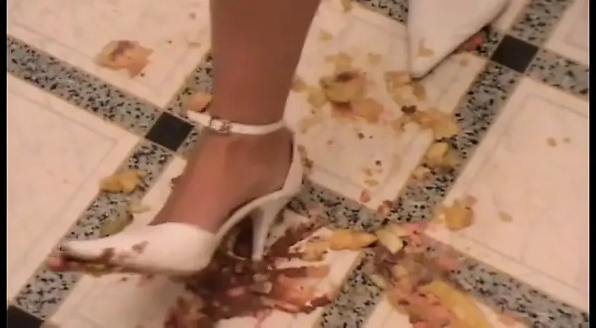 Crushing food