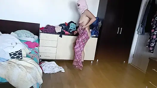 Amatör Evli Kadın Kıyafetlerini Denerken Ve Keserken Eğleniyor.