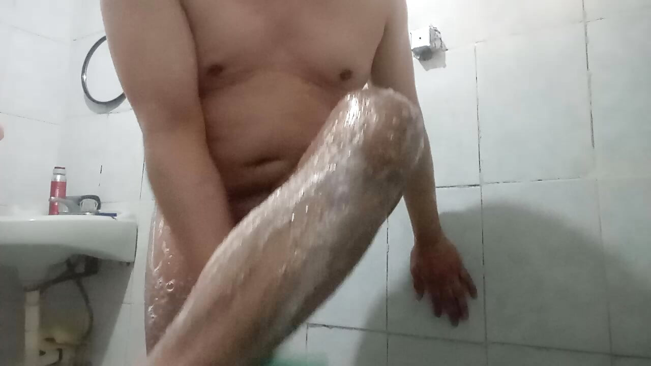 Pokażę ci tyłek i pochwę mojej lalki seksualnej, gdy kąpiemy się razem.
