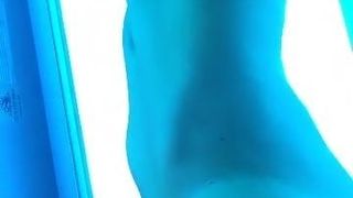 巨乳の居心地の良いピークを見せつける素人美女