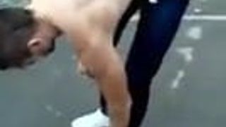 Ragazzo nudo in strada