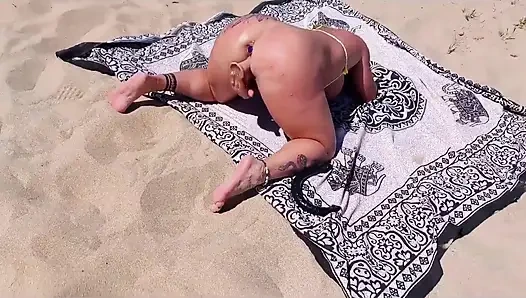 Cewek nakal ini dientot habis-habisan di pantai