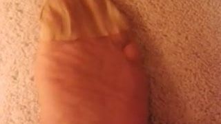 Сперма на пальцах ног в нейлоне