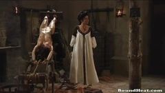 Gräfin genießt frische lesbische Sklaven