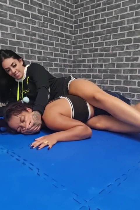Scissor fight extreme legs by top Babe Alice