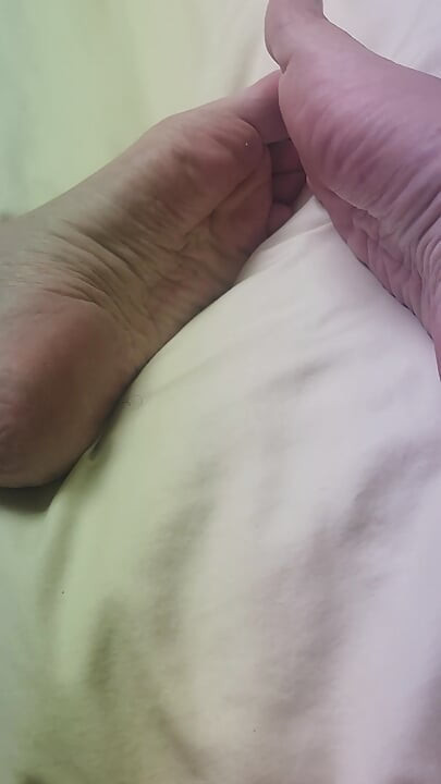Cumming on my Pretty Feet