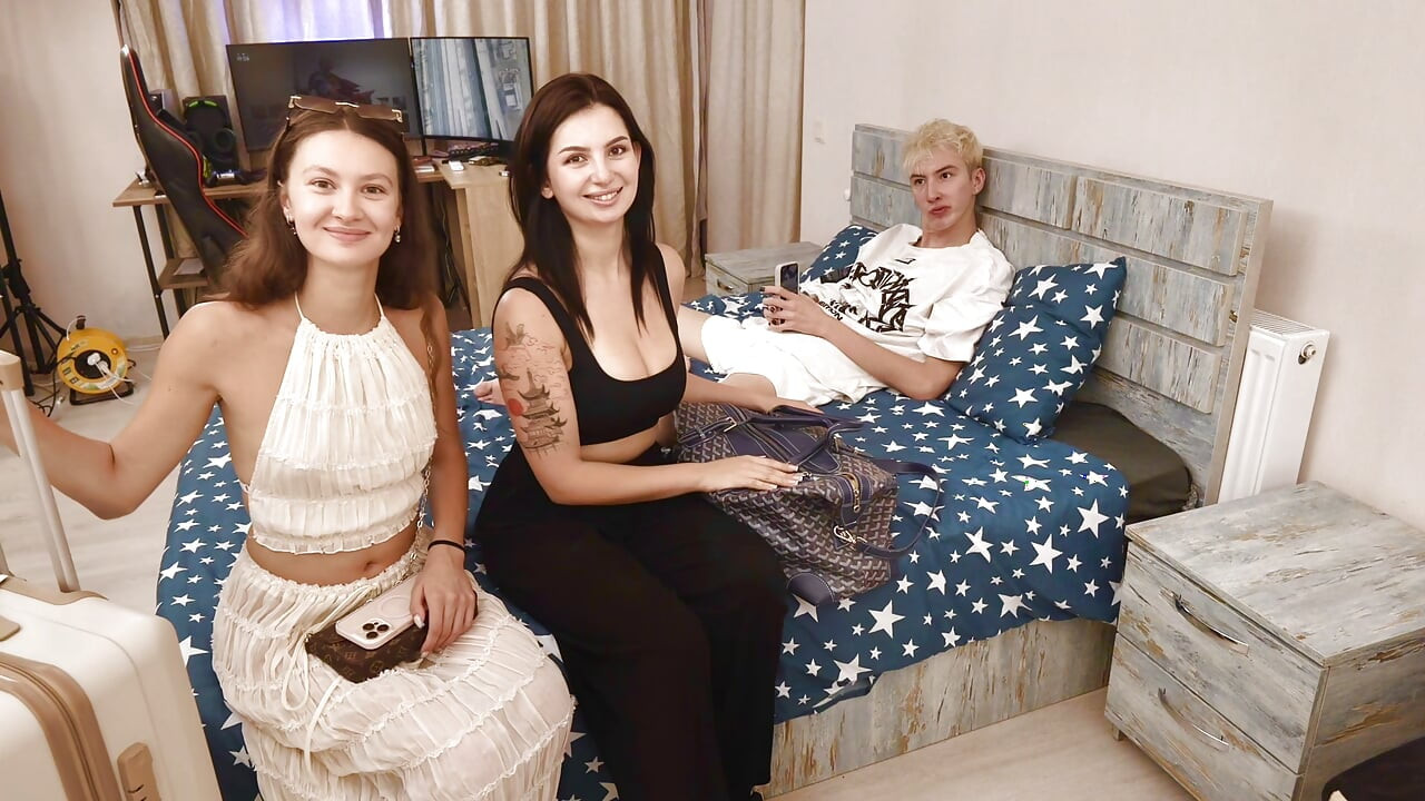 Tatăl vitreg a futut noile colege de cameră și, în același timp, și pe fiul său vitreg.