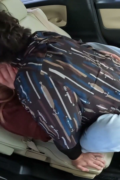 Sexe en voiture nu à côté du mari
