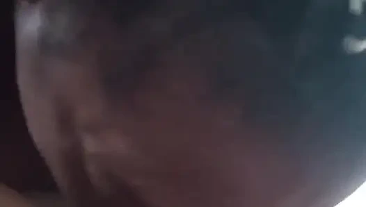 Пылесосные губы сосут конфетку сразу