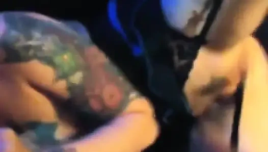 Татуированная щекотка глубоко заглатывает Mike