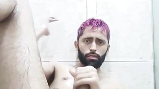 Pau grande latino Camilo Brown usando óleo e um vibrador no chuveiro para se dar um intenso orgasmo de próstata