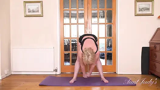 Auntjudys - büyük memeli olgun orta yaşlı seksi kadın Amy - yaramaz yoga egzersizi