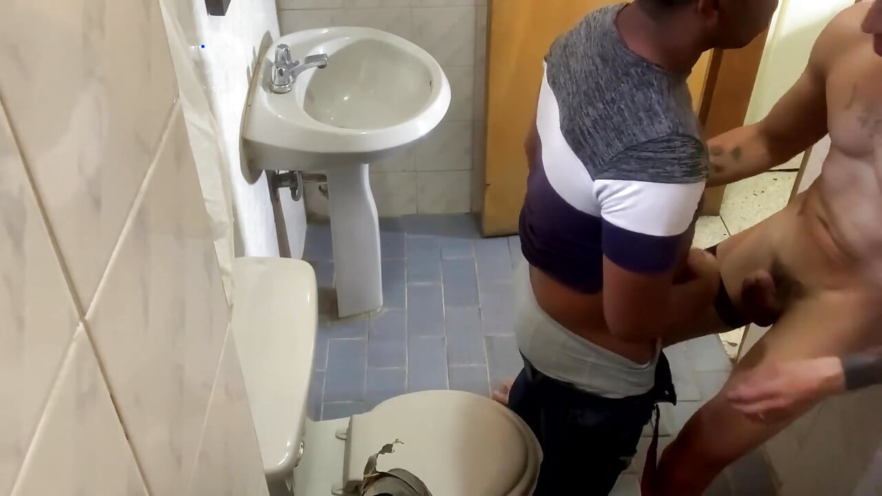 Benzin istasyonunun tuvaletinde meyve suyuyla sikişiyor