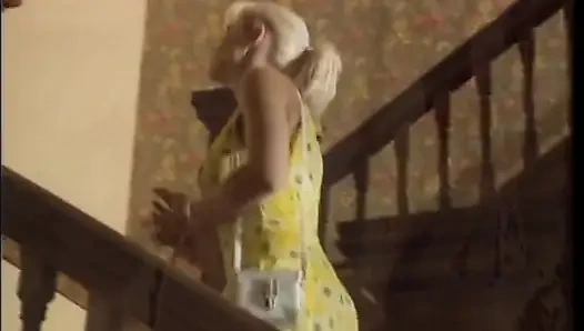 Три возбужденные милфы наслаждаются лижет пальцами их мокрую киску, прежде чем они трахаются друг к другу