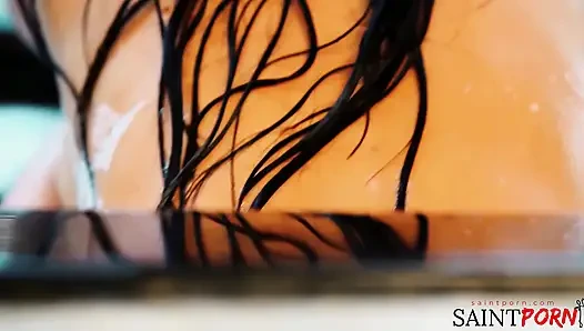 Темноволосая красотка Brandy Aniston трет ее бритую киску в ванне