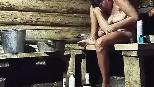 Длинноногая деревенская девушка в ее бане