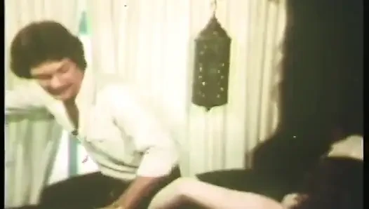Vintage - cewek dengan memek berbulu lagi asik nyepong kontol besar di pesta seks threesome