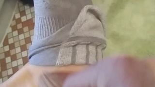 Cumshot auf meine Stinkefüße mit Socken