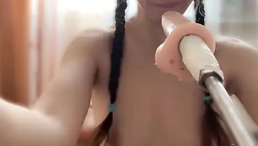 Geiles amateur-mädchen reitet dildo und squirtet zu hause hart