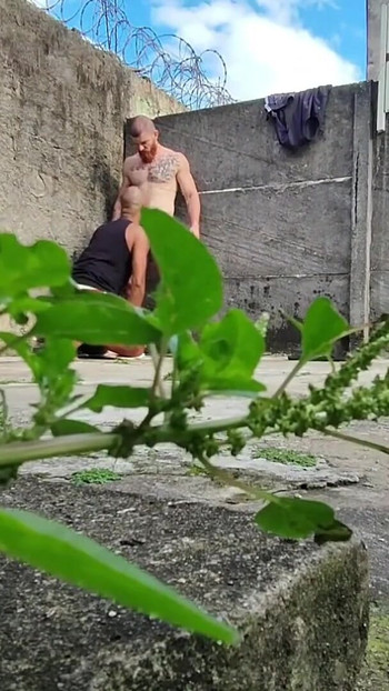 树林里的相机拍摄两个异性恋男人做爱 | 短片 2