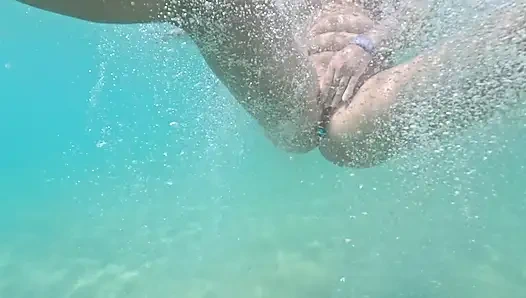 Mainin memeknya pakai butt plug di bawah air