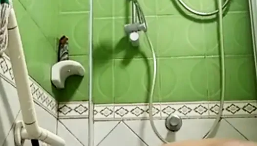 Cuma nonton pantat bahenolnya mandi pagi-pagi ini
