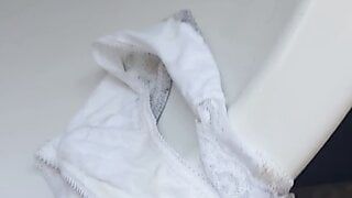 Masturbando em calcinhas usadas encontradas