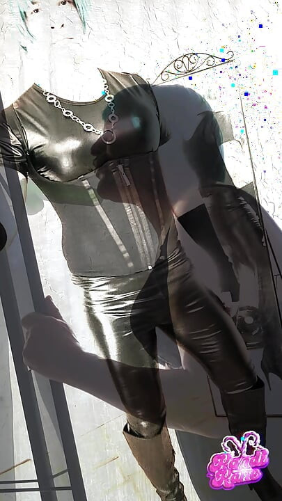 Super sexy Sissy Dziwka Kandi huśta kutasa w swoim czarnym lateksie i butach PMV