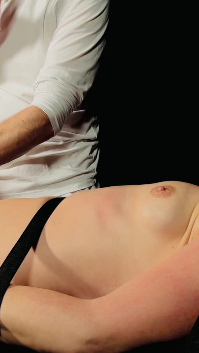 Állkapocs-leejtő pillanat a "Tied Down and Made to cum újra és újra a masszázságyon" című dalból