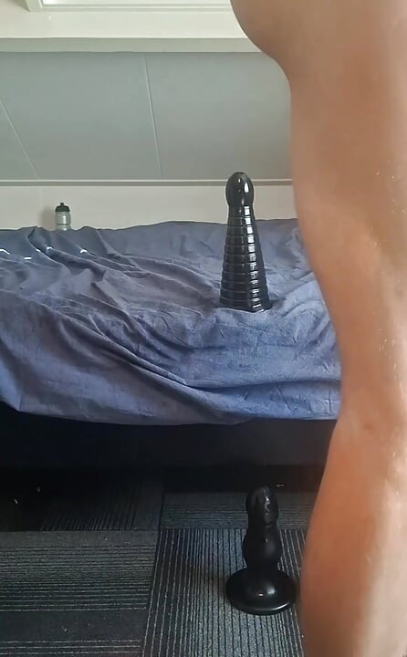 Twink gay solo are parte de un vibrator imens în piramidă - întindere anală extremă