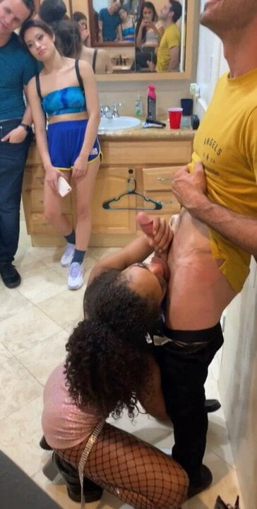 Black Girl gibt spontanen Blowjob