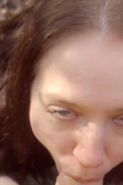 Hurtigt blowjob i en park, mens ingen ser det