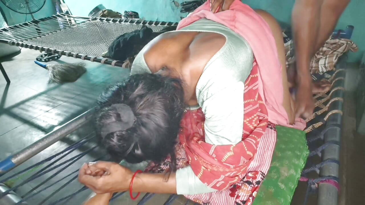 Hari ini aku pertama kali ngentot saudara tiri perempuanku Payal, saat tidak ada orang di rumah aku memanfaatkan kesempatan itu