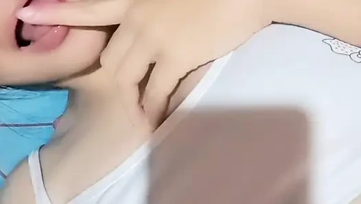 "Трогаю мою мокрую киску только для тебя"