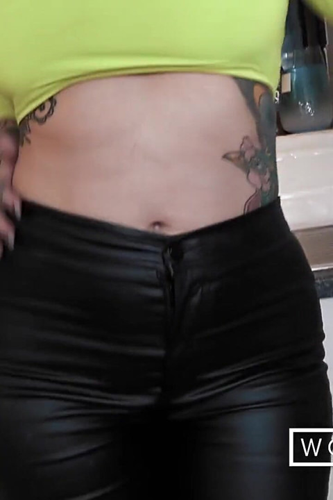 Vedetă porno britanică curvă tatuată emo punk Alexxa Vice agățată w / sex în cur german