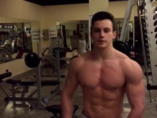 20 -jarige bodybuilder poser in de sportschool