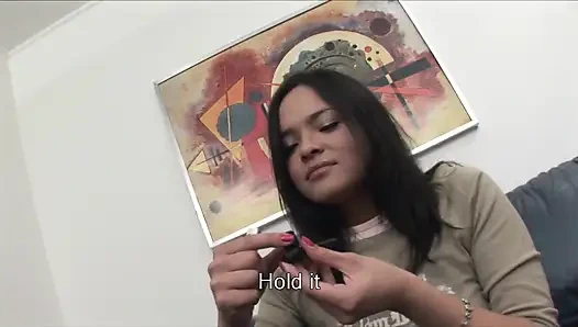 Cewek cantik suka merokok sebelum disetubuhi secara anal di tempat tidur