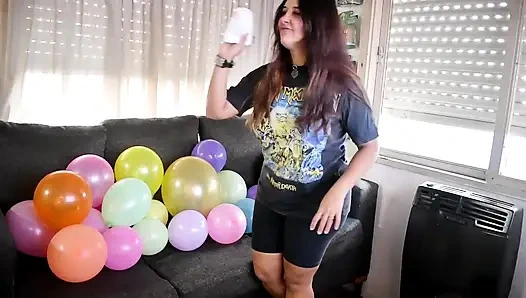 Gadis metal meletuskan semua balon sebelum pesta - bunny looner