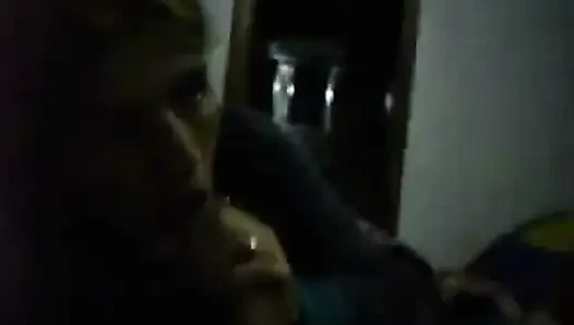 Azgın sevimli sarışın evli kadın yarak emiyor ve ağzına boşaltıyor