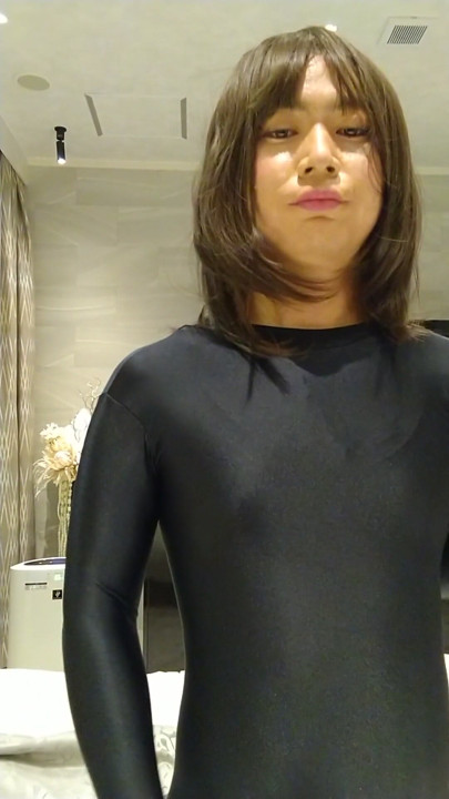 A pervert wrapped in full-body tights masturbates and takes off his mask when he feels good | Clip 2