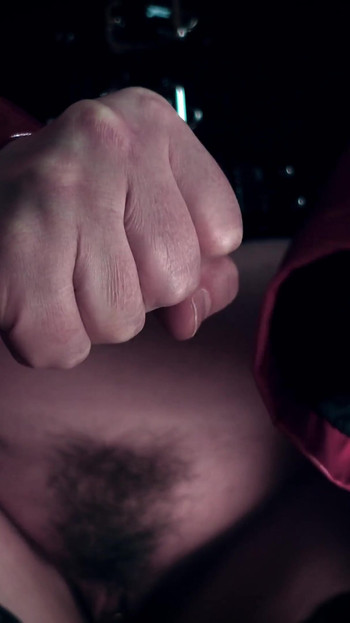 Viktigt ögonblick från "JOI jerk off instruktioner CEI cum äta instruktör - Het galen MILF skräck porr Evil Arya Grander"